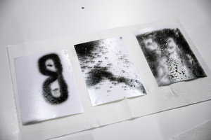 Warsztaty fotografii otworkowej - Schnące fotografie negatywowe po wywołaniu w ciemni.