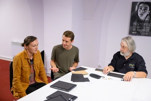 Warsztaty fotografii otworkowej - Od lewej Michalina Hendrys i Tomasz Kowalczyk - prowadzący warsztaty.