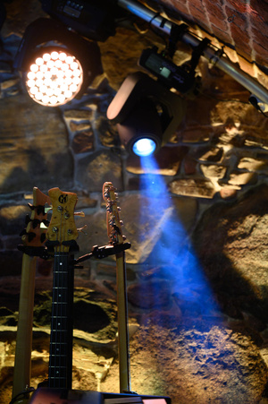 Koncert: Wojtek Pilichowski Band - Scena w Piwnicach TCK na chwilę przed koncertem.