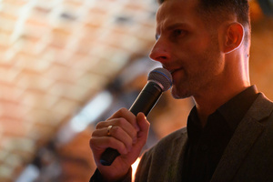 Koncert: Wojtek Pilichowski Band - Konferansjer Sebastian Szafarz wita publiczność i zaprasza na koncert.