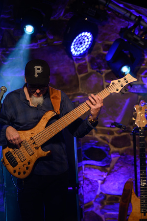 Koncert: Wojtek Pilichowski Band - Scena w Piwnicach TCK, Wojtek Pilichowski  gra na gitarze basowej.