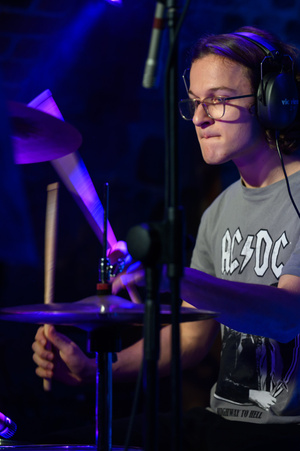 Koncert: Wojtek Pilichowski Band - Mateusz Krok, perkusista zespołu podczas koncertu w Piwnicach TCK.