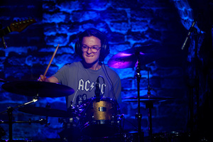 Koncert: Wojtek Pilichowski Band - Mateusz Krok, perkusista zespołu podczas koncertu w Piwnicach TCK.