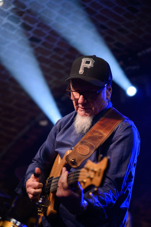 Koncert: Wojtek Pilichowski Band - Scena w Piwnicach TCK, Wojtek Pilichowski  gra na gitarze basowej.