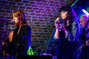 Koncert: Zaduszki - Scena w Piwnicach TCK. Od lewej Milena Łącka i Ola Kurek.