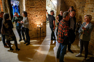 Koncert: Zaduszki - Piwnice TCK. Publiczność w trakcie przerwy.