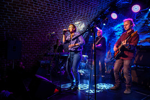 Koncert: Zaduszki - Scena w Piwnicach TCK. Od lewej Magdalena Piwowarczyk, Grzegorz Nosek i Paweł Mazur.