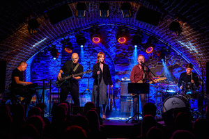 Koncert: Zaduszki - Scena w Piwnicach TCK. Zdjęcie z perspektywy - od lewej Mariusz Dziekan, Grzegorz Nosek, Milena Łącka, Paweł Mazur i Jan Białas.