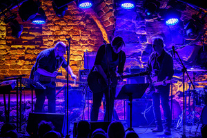 Koncert: Zaduszki - Scena w Piwnicach TCK, od lewej Grzegorz Nosek, Kamil Juszczyk, Paweł Mazur.