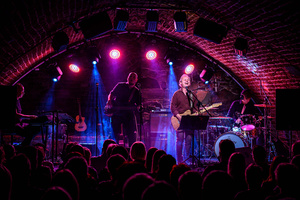 Koncert: Zaduszki - Scena w Piwnicach TCK, od lewej Mariusz Dziekan, Grzegorz Nosek, Paweł Mazur i Jan Białas.