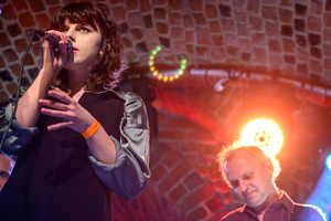Koncert: Zaduszki - Scena w Piwnicach TCK. Na pierwszym planie Ola Kurek, w oddali Paweł Mazur.
