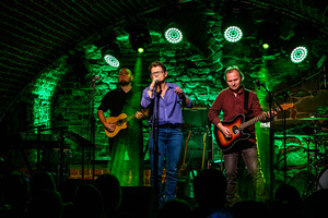 Koncert: Zaduszki - Scena w Piwnicach TCK. Na pierwszym planie Magdalena Piwowarczyk i Paweł Mazur.