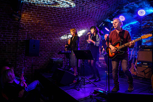 Koncert: Zaduszki - Scena w Piwnicach TCK. Od lewej Milena Łącka, Ola Kurek i Paweł Mazur.