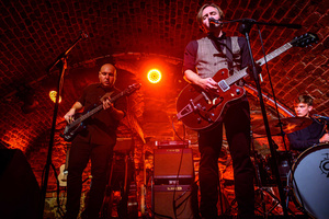 Koncert: Zaduszki - Scena w Piwnicach TCK, od lewej Grzegorz Nosek (gra na gitarze basowej), Kamil Juszczyk (śpiewa i gra na gitarze akustycznej).