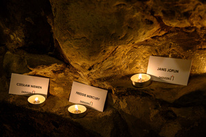 Koncert: Zaduszki - Element scenografii - etykiety z nazwiskami nieżyjących artystów oświetlone świeczkami.