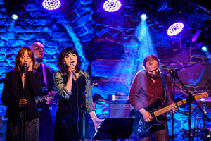 Koncert: Zaduszki - Scena w Piwnicach TCK, od lewej Milena Łącka, Grzegorz Nosek, Ola Kurek, Paweł Mazur.