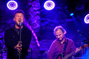 Koncert: Zaduszki - Scena w Piwnicach TCK. Rafał Huszno podczas występu, w tle Paweł Mazur.