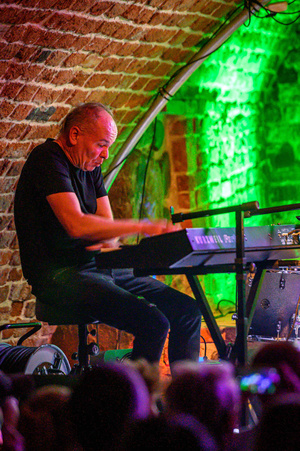 Koncert: Zaduszki - Scena w Piwnicach TCK. Mariusz Dziekan gra na instrumentach klawiszowych.