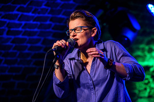 Koncert: Zaduszki - Scena w Piwnicach TCK. Magdalena Piwowarczyk podczas występu.