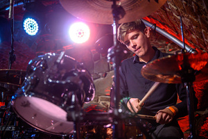 Koncert: Zaduszki - Scena w Piwnicach TCK. Na zdjęciu Jan Białas (perkusja).