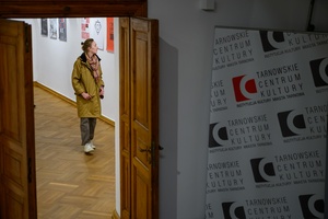 Wystawa: Materia dokumentu - Publiczność oglądająca wystawę.