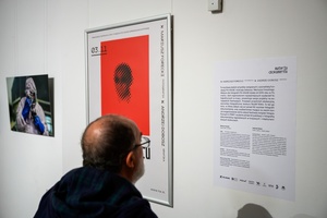 Wystawa: Materia dokumentu - Publiczność oglądająca wystawę.