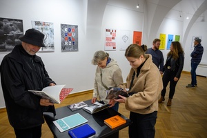 Wystawa: Materia dokumentu - Publiczność oglądająca wystawę.