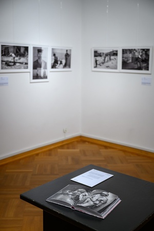 Wystawa: Materia dokumentu - Książka "Kurz" autorstwa Mariusza Foreckiego, część ekspozycji, na drugim fotografie.