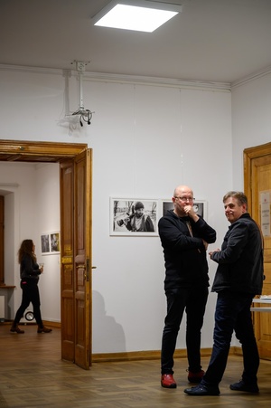 Wystawa: Materia dokumentu - Publiczność oglądająca wystawę, na pierwszym planie Tomasz Sobczak prezes TTF oraz Mariusz Forecki.