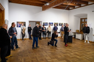 Wystawa: Materia dokumentu - Publiczność podczas otwarcia wystawy i przemowy Mariusza Foreckiego.