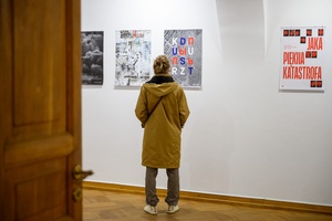 Wystawa: Materia dokumentu - Publiczność oglądająca wystawę.