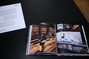 Wystawa: Materia dokumentu - Książka "W pracy" autorstwa Mariusza Foreckiego, część ekspozycji.