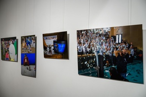 Wystawa: Materia dokumentu - Fotografie z cyklu "W pracy" autorstwa Mariusza Foreckiego, część ekspozycji.