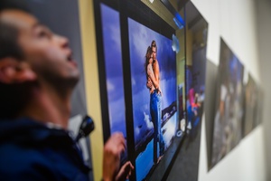 Wystawa: Materia dokumentu - Fotografie z cyklu "W pracy" autorstwa Mariusza Foreckiego, część ekspozycji.