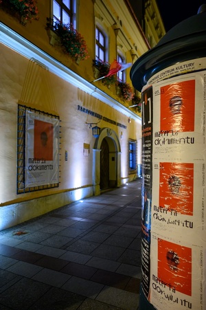 Wystawa: Materia dokumentu - Plakaty wystawy na słupie ogłoszeniowym przed wejściem do budynku Tarnowskiego Centrum Kultury, w którym mieści się galeria, na pierwszym piętrze.