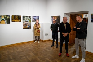 Wystawa: Materia dokumentu - Publiczność oglądająca wystawę.