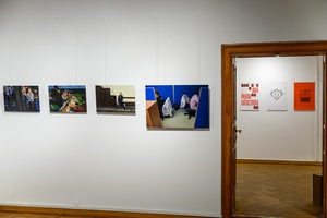 Wystawa: Materia dokumentu - Fotografie autorstwa Mariusza Foreckiego, na drugim planie grafiki autorstwa Andrzeja Dobosza.