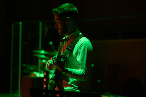 Koncert: 30-lecie S.M.Rock - Scena, występ gości - Maks Tyl gra na gitarze.