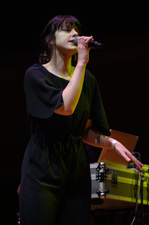 Koncert: 30-lecie S.M.Rock - Scena, występ gości - Ola Kurek śpiewa.