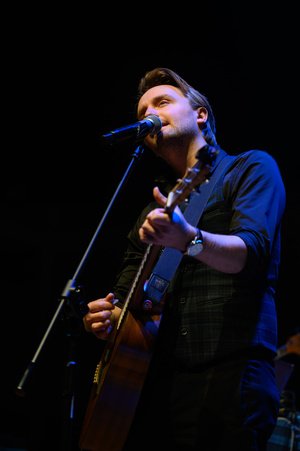 Koncert: 30-lecie S.M.Rock - Scena, występ gości - Kamil Juszczyk śpiewa.