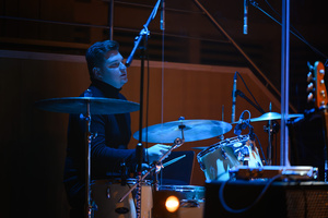 Koncert: 30-lecie S.M.Rock - Scena, występ gości - Mateusz Juszczyk gra perkusji.