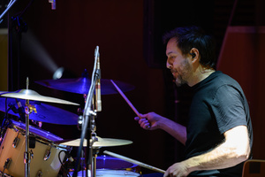 Koncert: 30-lecie S.M.Rock - Scena, występ nauczycieli S.M.Rock - Sebastian Mnich gra na perkusji.