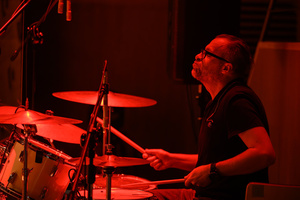 Koncert: 30-lecie S.M.Rock - Scena, występ gości - Leszek Łuszcz gra na perkusji.