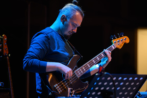 Koncert: 30-lecie S.M.Rock - Scena, występ gości - Bartek Bachula gra na gitarze basowej.