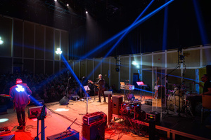 Koncert: 30-lecie S.M.Rock - Scena podczas koncertu, ujęcie od tyłu z widokiem na muzyków i widownię.