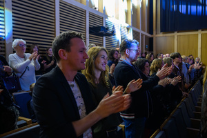 Koncert: 30-lecie S.M.Rock - Publiczność oklaskuje artystów.