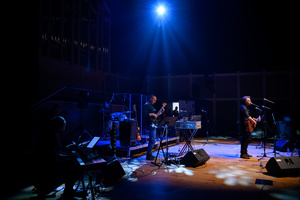 Koncert: 30-lecie S.M.Rock - Scena, występ gości - Kamil Juszczyk śpiewa.