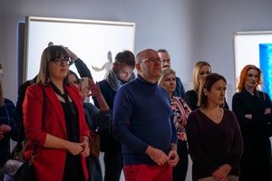 Wystawy: "Początki" oraz "Smak wiśni" - Publiczność zgromadzona w sali Galerii TCK podczas otwarcia.