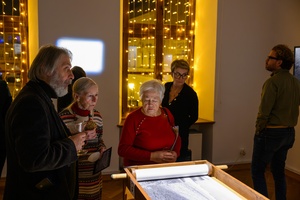 Wystawa: Zamyślniki i inne znaki przestankowe - Publiczność oglądająca fotografie na wystawie.