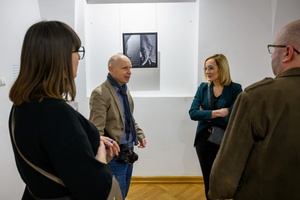 Wystawa: Zamyślniki i inne znaki przestankowe - Publiczność oglądająca fotografie na wystawie.